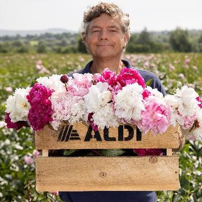Stop and smell the…Peonies! ALDI continues its Seasonal Floral Partnership worth over €900k annually with Waterford-based grower Killowen Orchard Ltd.