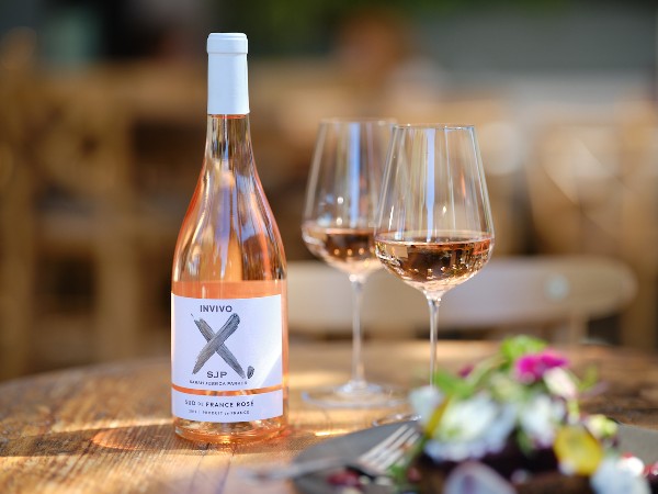 Sarah Jessica Parker Adds A New Rosé Wine “Invivo X, SJP Rosé